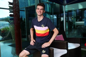 Sepp Kuss posa para AS en el hotel del equipo Jumbo en Torrelavega