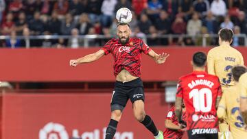 PALMA, 01/10/2022.- El delantero kosovar del Mallorca, Vedat Muriqi (i), remata de cabeza durante el partido de la jornada 7 de LaLiga que Real Mallorca y FC Barcelona disputan hoy sábado en en Son Moix, en Palma. EFE/Cati Cladera