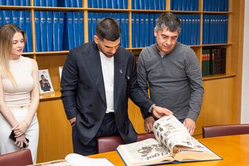Ilia Topuria ojea un tomo de periódicos históricos junto al subdirector de AS, Juan Gutiérrez.