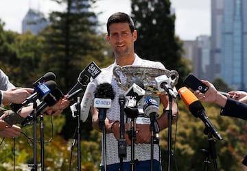 El tenista serbio Novak Djokovic ha posado ante los medios de comunicación con el trofeo conseguido en Australia tras vencer en la final a Dominic Thiem. Con título suma 17 Grand Slam por detrás de los 19 de Nadal y de los 20 de Federer. 
