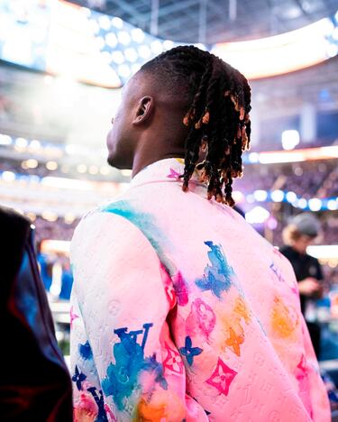 Camavinga observa el estadio de Los Angeles Rams, el Estadio SoFi, durante el encuentro de la NFL. 