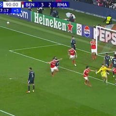 Suena a broma pero no lo es: vean el golazo del portero del Benfica al Madrid en el 97′ que condena al playoff a los blancos