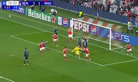 Suena a broma pero no lo es: vean el golazo del portero del Benfica al Madrid en el 97′ que condena al playoff a los blancos