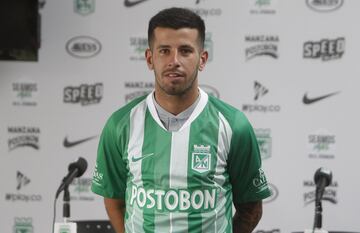 Los extranjeros Hernán Barcos y Pablo Ceppelini se pusieron la camiseta de Atlético Nacional durante la presentación oficial como nuevos refuerzos para la Liga Águila y Copa Libertadores.