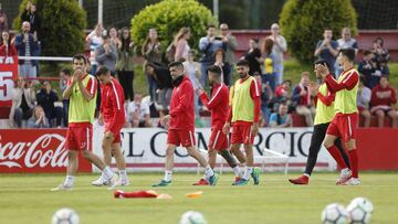 Los jugadores del Sporting agradecen el apoyo de sus aficionados en el entrenamiento de ayer.