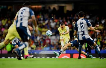 Jonathan Rodriguez (C) of America shoots during their Mexican Clausura 2023 tournament football match against Pachuca at the Azteca stadium in Mexico City on March 4, 2023. (Photo by CLAUDIO CRUZ / AFP)