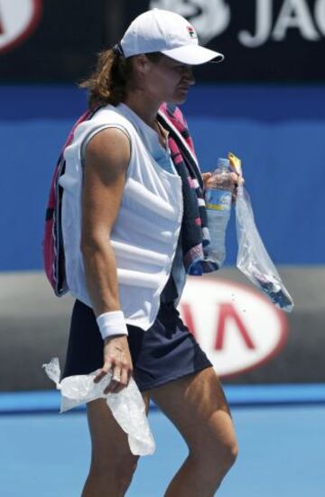 Monica Niculescu de Rumania lleva un chaleco de hielo, para combatir el calor