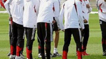<b>CHARLA. </b>Rafa Benítez, a la derecha, con chándal rojo, se dirige a sus jugadores antes del entrenamiento de ayer en Melwood. Torres, de espaldas, es el segundo por la izquierda.