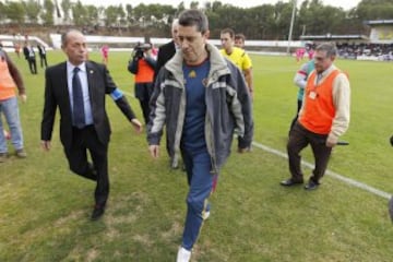 En el Ciudad de Tudela estaba Eusebio Sáez García, que arbitró en Segunda División en la 2006-07 y ahora está en Primera Regional. Se cambió rápida mente y en el 68 se pudo reanudar el encuentro. 