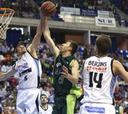 Unicaja afianza su cuarta plaza a costa de un Obradoiro batallador