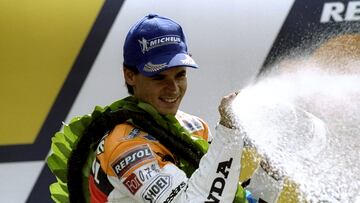 El catalán siempre ocupará un lugar privilegiado en los libros de historia del motociclismo de España por ser el primero en ser campeón en la categoría reina. Lo hizo en 1999 en Brasil, en la penúltima cita de aquel Mundial, y supuso un momento inolvidable para el deporte español. Antes, había sido subcampeón de 500cc en 1996 y también levantó otro título, el de 125cc en 1989, en su primera temporada completa en la categoría.