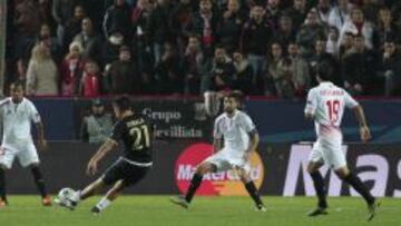 Paulo Dybala remata un bal&oacute;n durante el partido de Champions League entre el Sevilla y la Juventus de Tur&iacute;n.