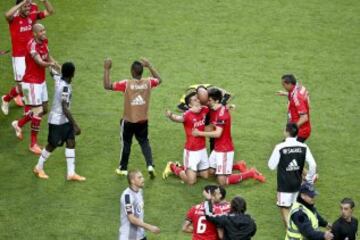 Los jugadores del  Benfica celebran sobre el terreno de juego su 33º título nacional, entrando en la historia del fútbol europeo. El equipo encarnado sumó los tres puntos de la jornada gracias a dos goles de Lima que le dejan a siete puntos de ventaja sobre el Sporting y a dieciocho del Oporto.