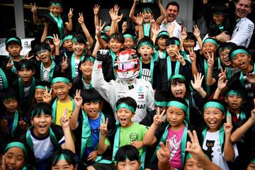 Mientras el tifón Hagibis amenazaba con arremeter con fuerza a Japón el mes pasado, la afición local disfrutó del ambiente del gran premio de Fórmula 1. Multitud de personas se acercaron al circuito de Suzuka para vivir el ambiente del paddock y hacerse fotografías como la de estos niños con un fan caracterizado de Hamilton. 