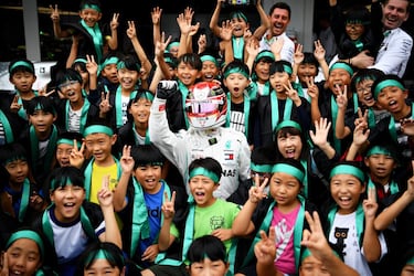 Mientras el tifón Hagibis amenazaba con arremeter con fuerza a Japón el mes pasado, la afición local disfrutó del ambiente del gran premio de Fórmula 1. Multitud de personas se acercaron al circuito de Suzuka para vivir el ambiente del paddock y hacerse fotografías como la de estos niños con un fan caracterizado de Hamilton. 