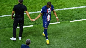 Mbappé da la mano al ser sustituido al téncico del PSG Galtier.