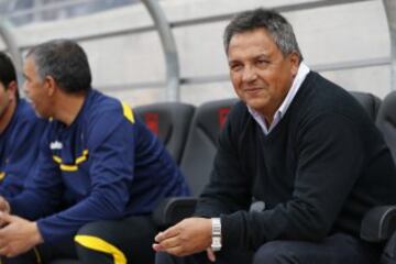 A fines de los 90 era uno de los asistentes de Roberto Hernández en la U. A continuación, condujo a los azules en el año 2002 y de ahí estuvo en La Serena, Everton y Coquimbo, entre otros cuadros.