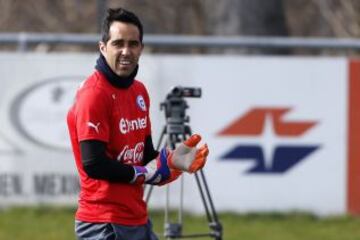 Claudio Bravo sería titular en ambos pleitos.