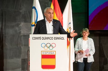 La nadadora barcelonesa de 32 años anunció el final de su carrera profesional tras 16 años en un acto en la sede del COE en el que ha estado arropada por compañeras y amigos. En la foto, Alenjandro Blanco, presidente del COE.