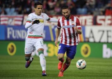 Arda Turan y Jose Luis Recio durante el partido de la trigésima jornada de Liga que se disputa esta noche en el estadio Vicente Calderón