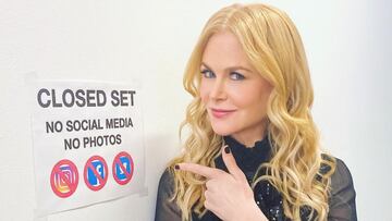 Nicole Kidman se&ntilde;ala un cartel de No Social Media No Photos en un set de rodaje. 