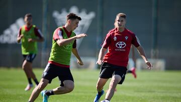 Reina y Baeza pugnan por el balón en un entrenamiento del Mirandés.