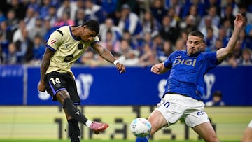 Barcelona's English forward #14 Marcus Rashford (L) shoots past Real Oviedo's Belgian midfielder #20 Leander Dendoncker during the Spanish league football match between Real Oviedo and FC Barcelona at the Carlos Tartiere stadium in Oviedo on September 25, 2025. (Photo by Miguel RIOPA / AFP)