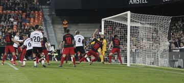 1-1. Gabriel Paulista marcó el gol del empate.