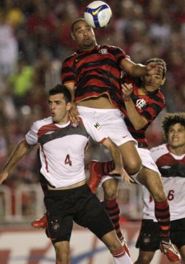 Debutó en 2000 con Flamengo, equipo la que regresaría en 2009.