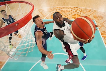 LeBron James, figura del 'Team USA' frente a Serbia en las semifinales del basquetbol en París 2024.