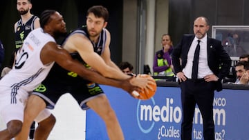 LAS PALMAS DE GRAN CANARIA, 02/03/2025.- El entrenador del Real Madrid, Chus Mateo, durante el partido del partido de la jornada 21 de la Liga Endesa que Dreamland Gran Canaria y Real Madrid disputan este domingo en el Gran Canaria Arena, en Las Palmas de Gran Canaria. EFE/ Elvira Urquijo A.