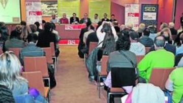 <b>ÉXITO. </b>El público abarrotó ayer el hotel Silken. En la mesa, Abelardo, Ferrero, Vega-Arango, Relaño, Preciado, Diego Castro y Luis Morán.