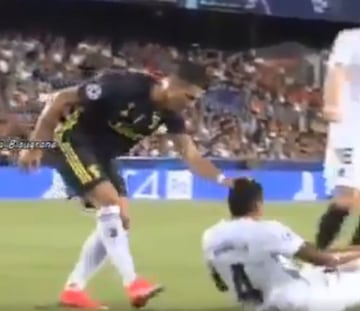 Cristiano Ronaldo fue expulsado a instancias del asistente de área por entender que el portugués agarró del pelo a Jeison Murillo.
