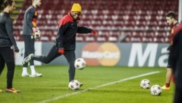 Los jugadores del Galatasaray participan en un entrenamiento hoy, lunes 4 de noviembre de 2013, en el estadio Parken de Copenhague, Dinamarca. El equipo disputará el próximo juego del Grupo B de la Liga de Campeones ante el Copenhague.