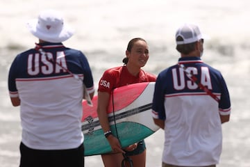 La cuatro veces campeona del mundo de surf se carg a la peruana Sofia Mulanovich. Su prxima rival ser Silvana Lima.