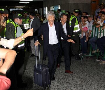 Llegada de Pékerman al aeropuerto de Barranquilla, casa de la Selección Colombia