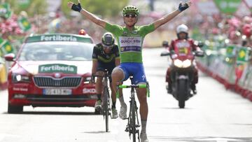 El ciclista italiano del Quick Step Matteo Trentin (primer término) se impone al español José Joaquín Rojas (Movistar) en la meta de Alhama de Murcia, en la décima etapa de la Vuelta a España.