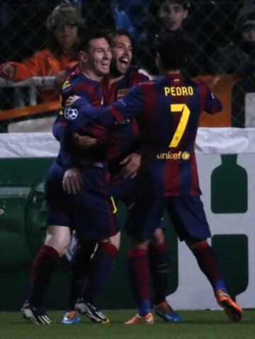Lionel Messi celebra con sus compañeros de equipo después de anotar un gol durante el partido de fútbol de la UEFA Champions League