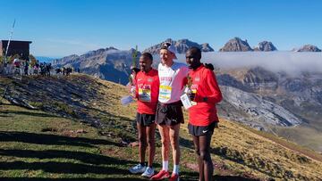 CANFRANC (HUESCA), 25/09/2025.-El atleta suizo Rémi Bonnet (c), campeón del mundo en la modalidad de Uphill (subida vertical), posa junto a los kenianos Omaya Atuyam (i), que fue segundo, y Patrick Kipgeno, tercero, tras la prueba disputada este jueves con un recorrido de 6,5 kilómetros y 995 de desnivel entre Canfranc y la cima de Larraca. EFE/ Carlos De Torres