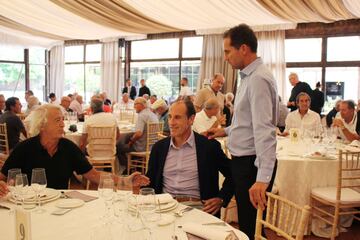 La Asociación de Futbolistas del Valencia se ha reunido este mediodía para celebrar una comida que guardaba un especial secreto. Fernando Giner, presidente de la Asociación, desveló que se había recuperado la bandera original del club confeccionada en el año 1924 y que estaba desaparecida. En la foto, Giner charla con Voro durante la presentación. 

