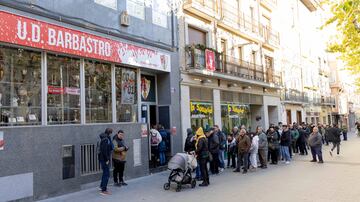 Colas en la sede del Barbastro para comprar entradas del partido de Copa contra el Barça.