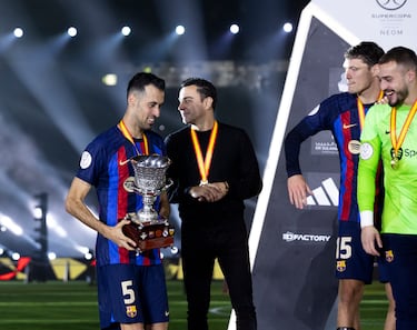 Busquets y Xavi Hernández celebran la victoria. Este es el primer título del entrenador.