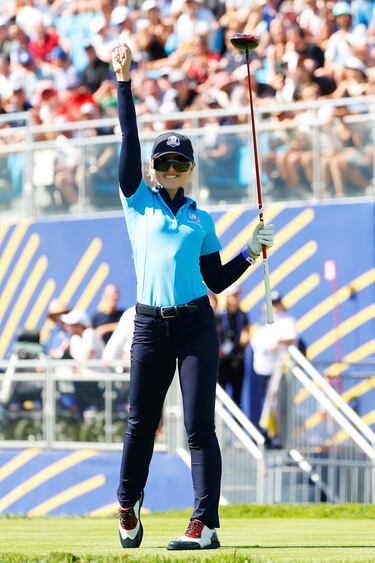 La actriz Kathryn Newton celebra un buen golpe. 