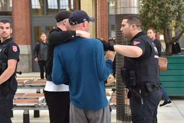 Enfrentamiento entre los ultras rusos e ingleses y galeses en Lille.