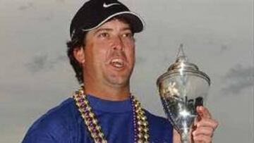 <b>ZURICH CLASSIC. </b>Chris Couch, con el trofeo de vencedor del torneo de Nueva Orleans.