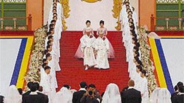 <b>BODAS MASIVAS</b>. En 1992, Moon entro en el Libro Guiness de los Récords al casar a 30.000 parejas
en el estadio Olímpico de Seúl.