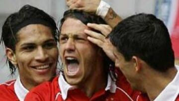 <B>GOL DE RÉCORD.</B> El argentino Demichelis ha sido el autor del tanto que ha permitido establecer al Bayern un nuevo récord de victorias en la Bundesliga.