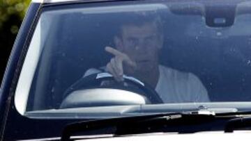 Bale, ayer, saliendo de la Ciudad Deportiva del Tottenham a las 14:00 horas con gesto torcido tras entrenarse en solitario.