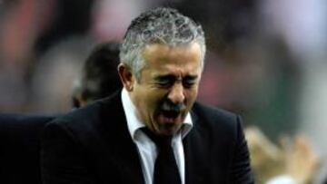 Castro deja tres puntos agónicos en Gijón