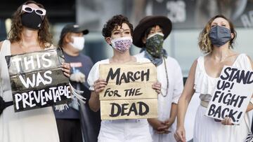 Brooklyn (United States), 22/08/2020.- People gather for a vigil and a &#039;March for the Dead&#039; for victims of the coronavirus pandemic, in Brooklyn, New York, USA, 21 August 2020. Over 170,000 people have reported died from COVID-19 related causes 